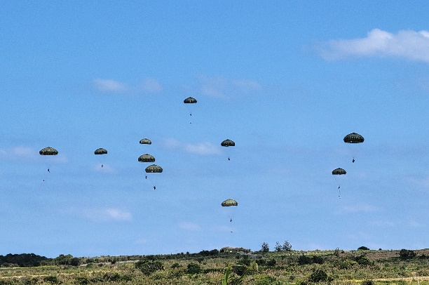 パラシュート降下